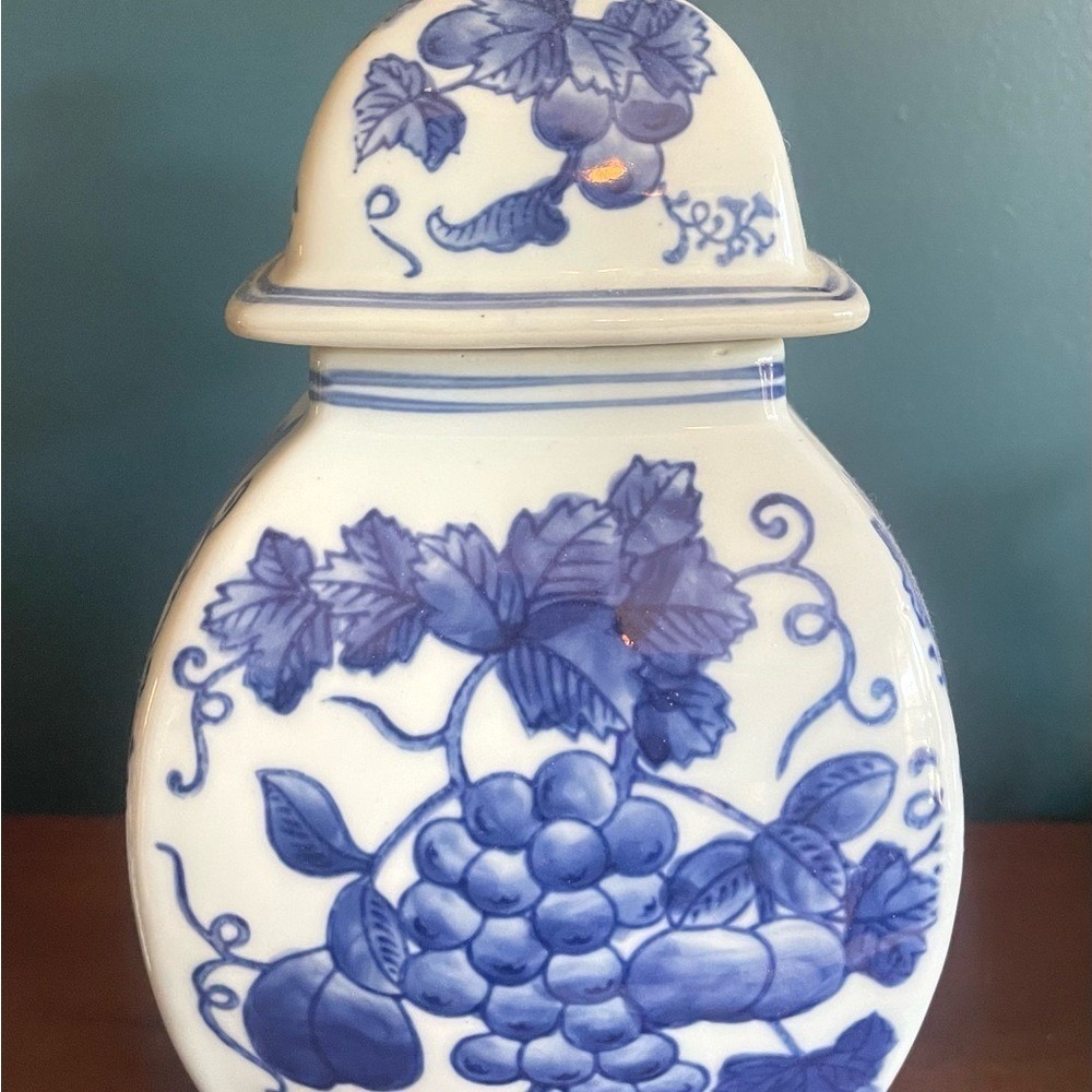 Vintage Blue and White Chinoiserie Porcelain Ginger Jar Grape Vine Motif 10"